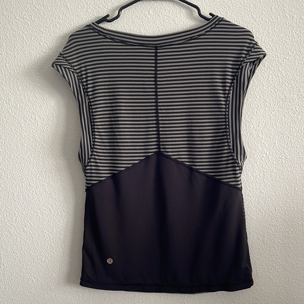 Lululemon Get Sweat Tee Black & Grey Striped Cap Sleeve Shirt Women's Size 2 - Picture 2 of 6